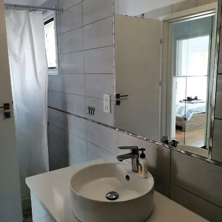 Beautiful 1 Bed Apt. By The Sea